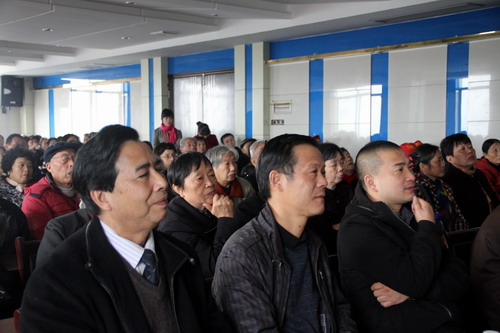 上網(wǎng)桃源富硒協(xié)會負責(zé)人與萬事勝意桃源基地之旅老同志一起在活動現(xiàn)場.JPG